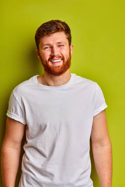 Retrato de branco positivo cara em t-shirt casual sorrindo para a câmera — Fotografia de Stock