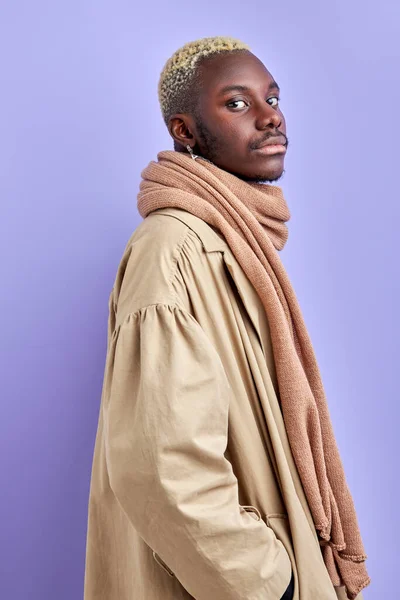Bel modello di moda di aspetto africano in cappotto in studio — Foto Stock