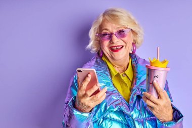 Cep telefonlu heyecanlı yaşlı kadın, mesajı al