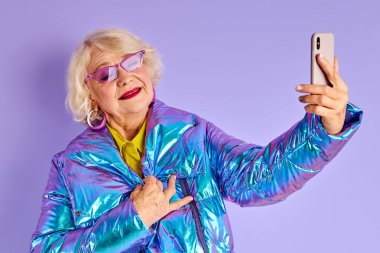 Fotoğraf çeken çılgın olgun bir kadının portresi, selfie.