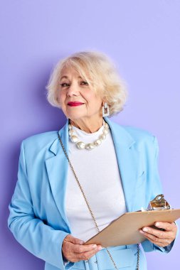 Bluzlu, kendinden emin gülümseyen kadın tableti elinde tut.