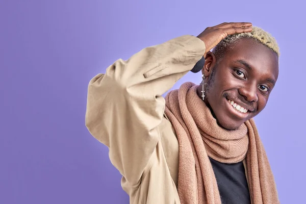 Positiver afroamerikanischer Typ in beigem Mantel posiert — Stockfoto