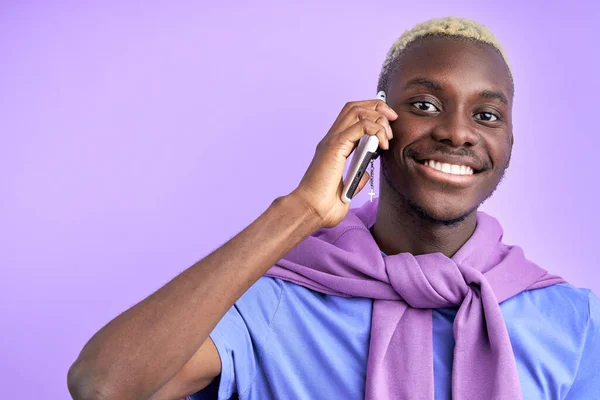 Mooie aangename zwarte man praten over de telefoon — Stockfoto