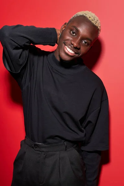 Portrait d'un homme afro-américain positif avec un sourire en dents de dents en tenue noire — Photo