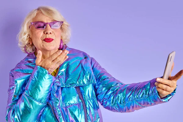 Akıllı telefonun kamerasına üflemeli tatlı bayan öpücüğü.