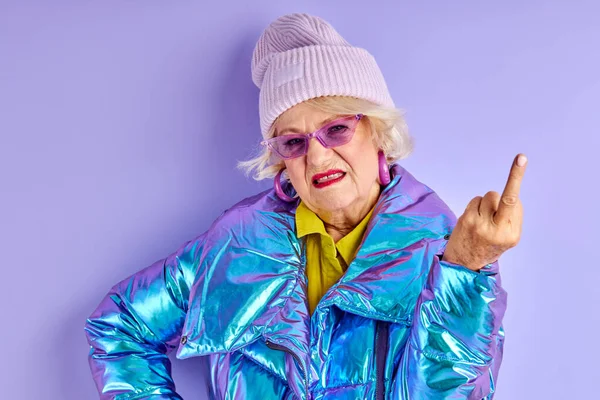 Elderly woman shows fuck you — Stock Photo, Image