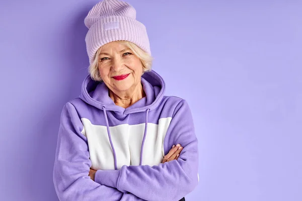 Красивая пожилая женщина в пуловере — стоковое фото