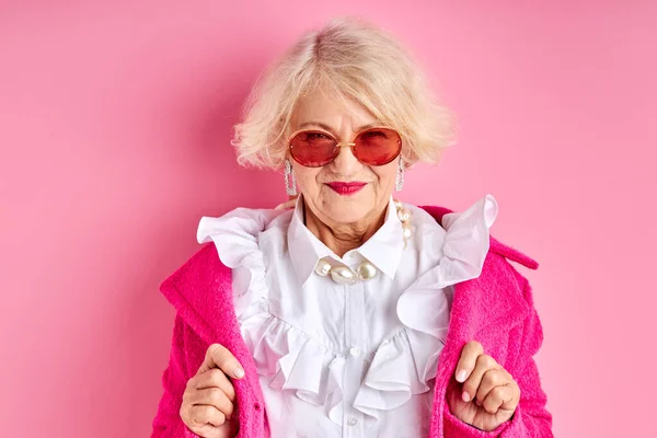 Portret fantazyjnej starszej pani w okularach pozowanie przed kamerą — Zdjęcie stockowe
