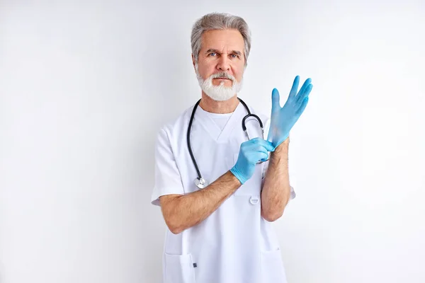 Mayor médico masculino está usando guantes estériles, preparación — Foto de Stock
