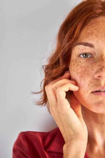 Attraktive gestutzte Dame blickt selbstbewusst in die Kamera — Stockfoto