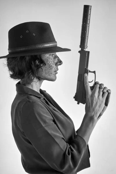 Πλαϊνή όψη σε θηλυκή στάση με όπλο σε λευκό φόντο — Φωτογραφία Αρχείου