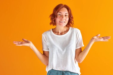 Bilmiyorum, stüdyoda omuz silken kızıl saçlı bir kadın.