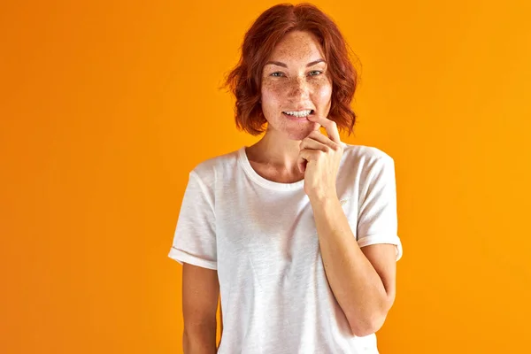 Portrait of smiling redhead woman posing at camera — Stock Photo, Image