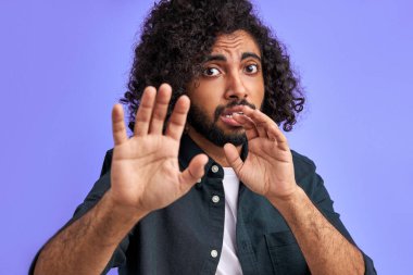 Genç Arap adam korku ifadesinden korkar. El hareketini durdur.