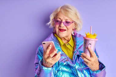 Beyaz kadın akıllı telefon kullanıyor.