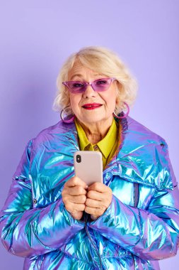 fantastik emekli kadın cep telefonu kullanıyor.