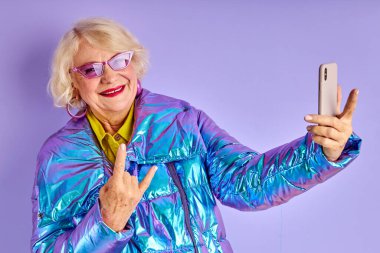 Çılgın olgun kadın fotoğraf çekiyor, selfie çekiyor.