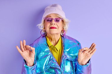 Rahatlamış yaşlı bayan meditasyon yapıyor.