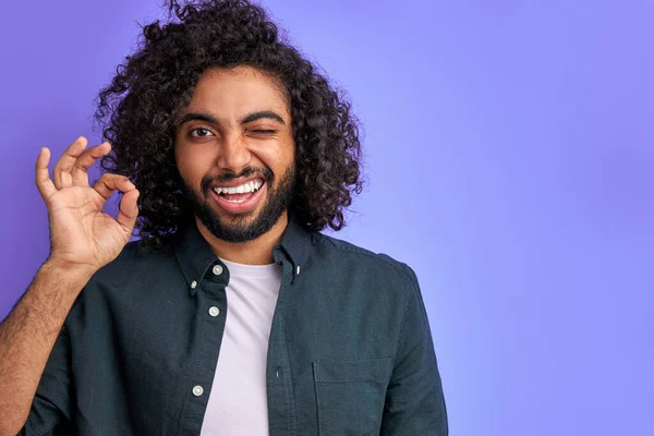 Tudo vai ser OK curly árabe masculino mostrar ok gesto — Fotografia de Stock