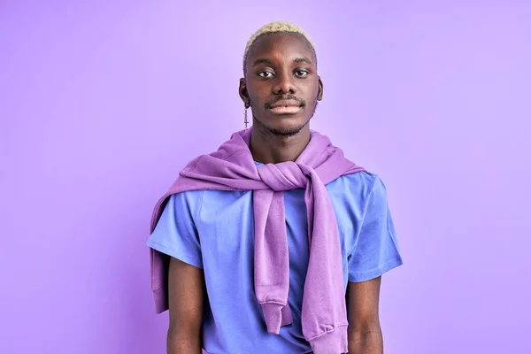 Tímido Africano cara em camisa casual posando na câmera — Fotografia de Stock