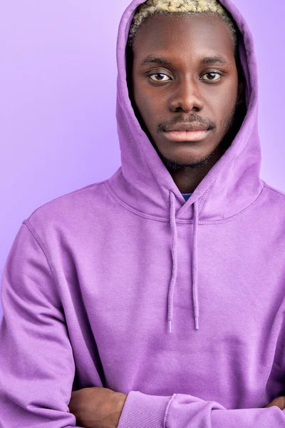 Kalm serieus zwart man in casual paars pullover kijkt naar camera — Stockfoto