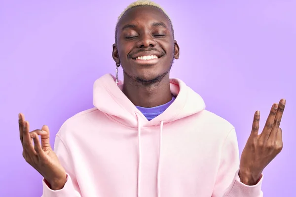 Hombre africano optimista mantiene la calma, en pose de yoga — Foto de Stock