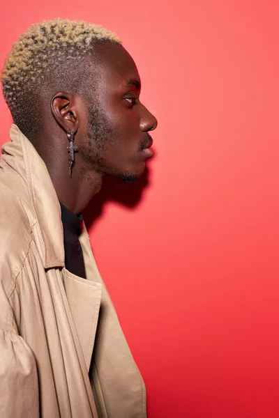 Side view on brutal confident african man in trendy wear — Stock Photo, Image