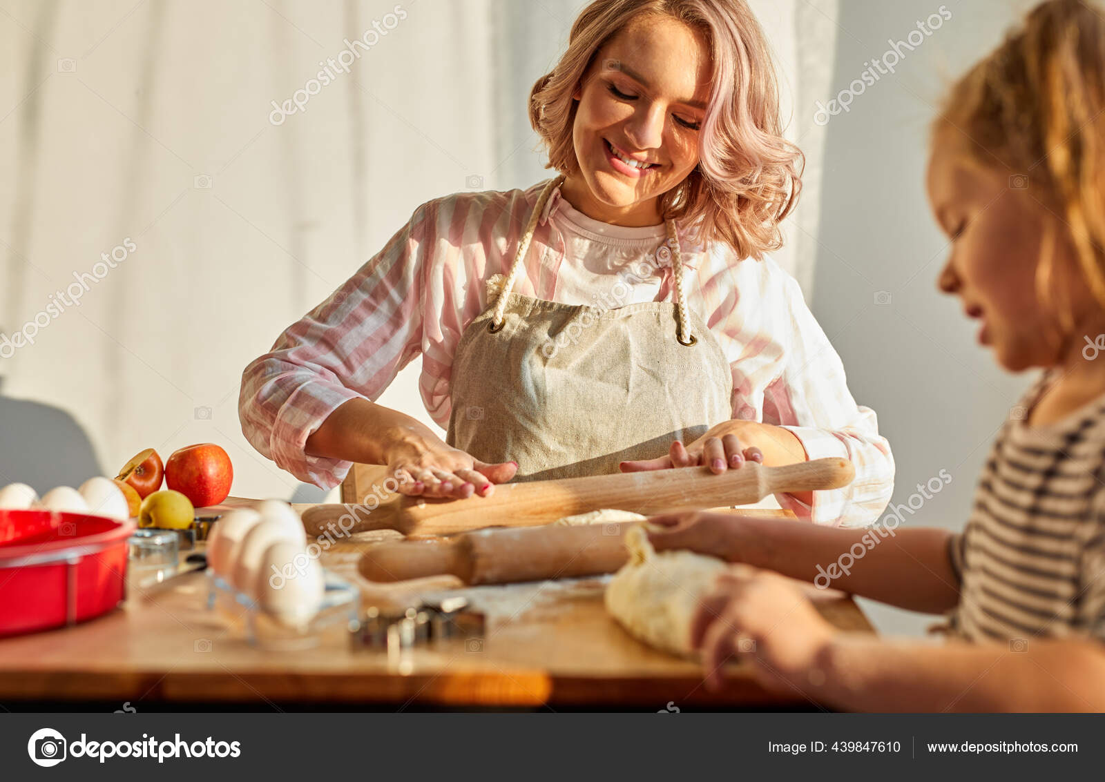 Hilfsbereite Mutter und hübsche Tochter kochen zusammen, genießen ...
