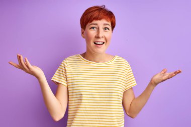 Bu da ne demek oluyor? Kısa saçlı kadın omuz silkiyor.