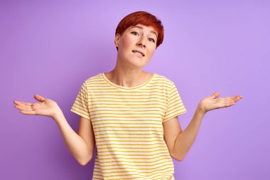 - Bilmiyorum. - Neden? Kızıl saçlı kadın yanlış anlamış.