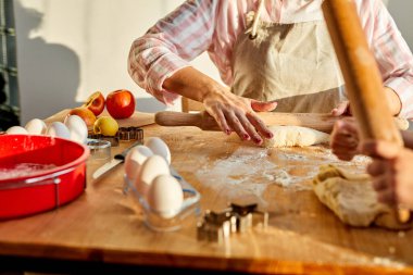 Dost canlısı bir anne, kızına parayı nasıl yatıracağını öğretir.