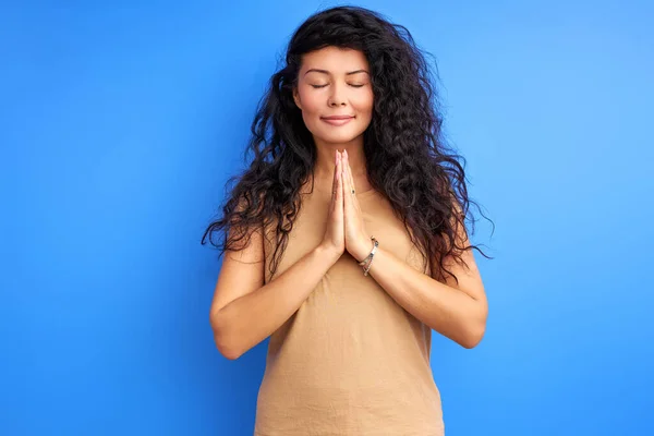 Kalm volwassen vrouw bidden met gesloten ogen — Stockfoto