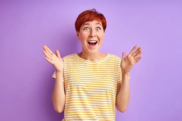 Aufgeregte Rotschopf-Frau ist von etwas überrascht — Stockfoto