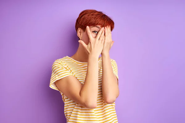 Mulher ruiva assustada tem medo de algo — Fotografia de Stock