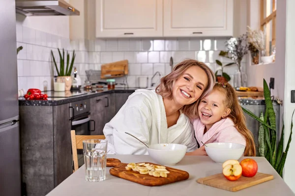 Fröhliche Mutter und Kind haben Spaß in der Küche — Stockfoto