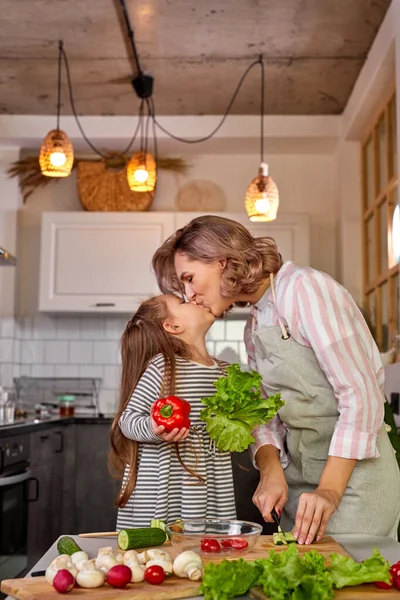 Freundliche Eltern Mutter küssen mit niedlichen Kind Mädchen — Stockfoto
