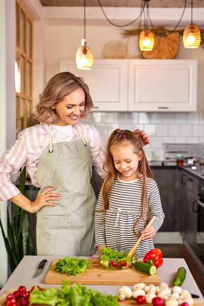 Mom watches her daughter make progress in cooking — Stock Photo, Image