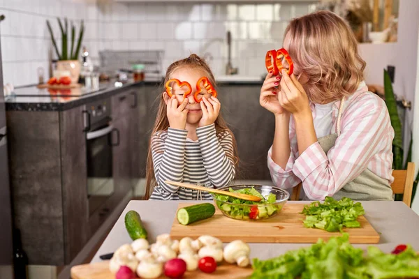 Família caucasiana positiva se divertir enquanto cozinha na cozinha — Fotografia de Stock