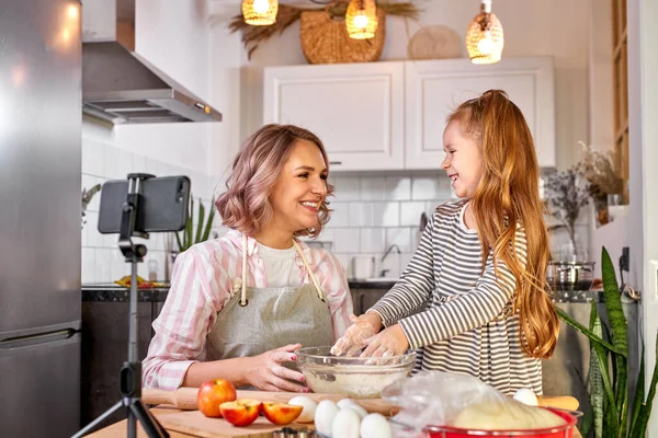 Familia amorosa está preparando panadería juntos. madre e hija van a cocinar — Foto de Stock