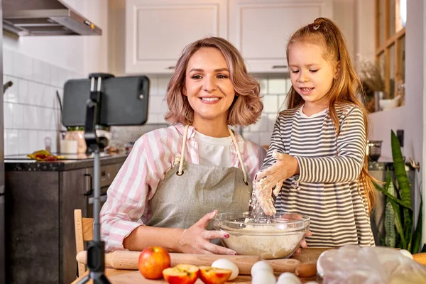 Foodbloggerin Mutter und Tochter bereiten gemeinsam in Quarantäne Kekse für Coronavirus Covid19 zu — Stockfoto