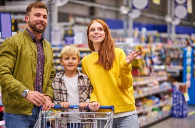 Çocuk bakıcısıyla dost bir aile.