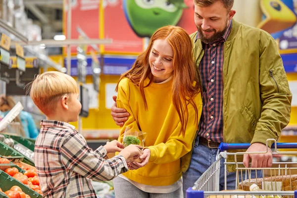 Шоппинг с детьми. семья с ребенком мальчик в продуктовом магазине — стоковое фото