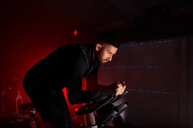 Yakışıklı sporcu spor salonunda spor yapıyor.