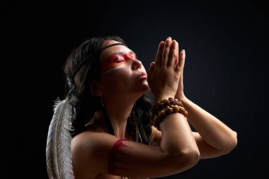 Şaman mankeni Kızılderili kıyafetleri ve şamanlık çizimleri giyiyor.