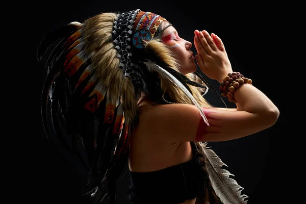 Kvinnlig modell bär indiansk hatt fjäder kackerlacka schampans — Stockfoto