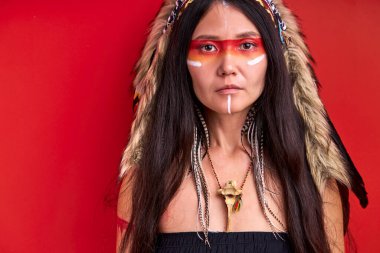 Renkli makyajlı vahşi bir kadın stüdyoda izole edilmiş.