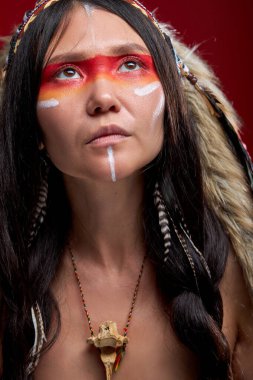 Genç Hintli kadın kameraya renkli bir makyaj yapıyor.