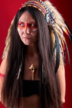 Amerikan yerlilerinin moda portresi, Hint şapkalı güzel kadın, moda renkli fotoğraf.