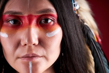 Hint şapkalı güzel bir kadın, renkli bir fotoğraf.