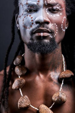 Boynunda otantik zincir olan yakışıklı Afro-Amerikan adam kameraya bak.